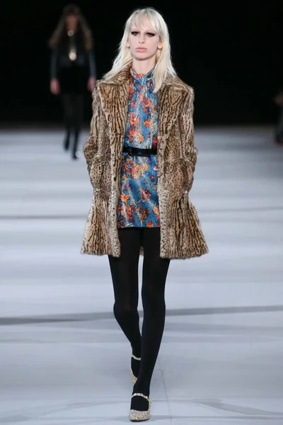 Look 16